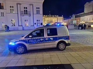 Patrole policji w pobliżu kancelarii Prezydenta RP