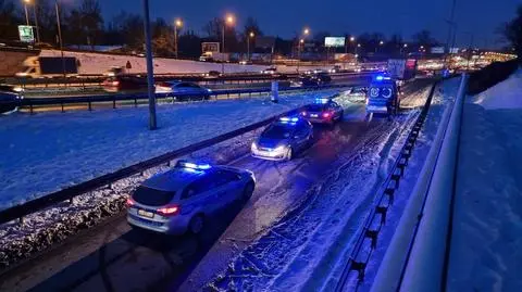 Zderzenie z ciężarówką na S8. Kierowca auta osobowego w kajdankach