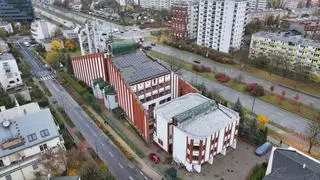 Panele fotowoltaiczne na dachu kościoła na Grochowie