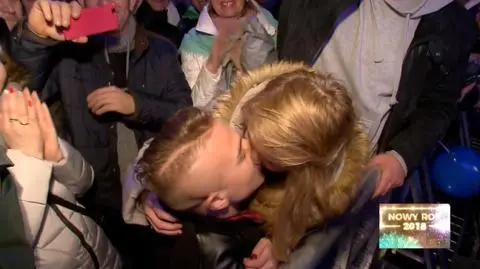 Klękał jeszcze przed dziewczyną, wstawał już przed narzeczoną 