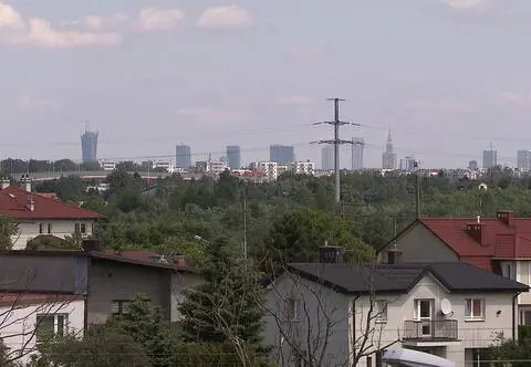 W środku nocy wszystko się restartuje, włączają się alarmy. Mieszkańcy mają dość