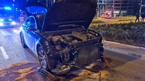 Trzy rozbite auta na rondzie Daszyńskiego