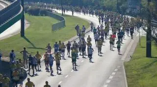 Półmaraton Praski zawodnicy na Wale Miedzeszyńskim