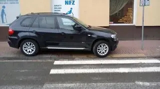 Bmw na środku pasów