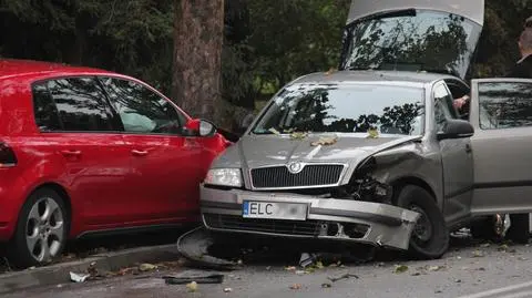 Volkswagen rozbity na drzewie. Kolizja na Woli