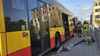 Kierowca autobusu uderzył w latarnię 