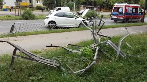 Zjechał z pasa ruchu, skasował 10 barierek. Policja: kierowca miał prawie dwa promile
