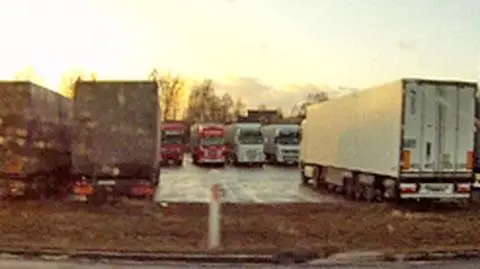 Kradli paliwo na parkingu. Zgubili dowód osobisty