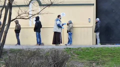 Tłoczno w kolejce do przyklasztornej jadłodajni. Interweniują zakonnicy i straż miejska