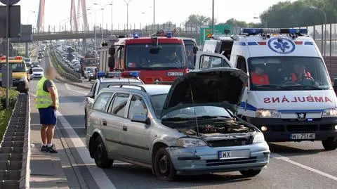 Wypadek na Trasie Siekierkowskiej. "Prawdopodobnie zasłabł za kierownicą"