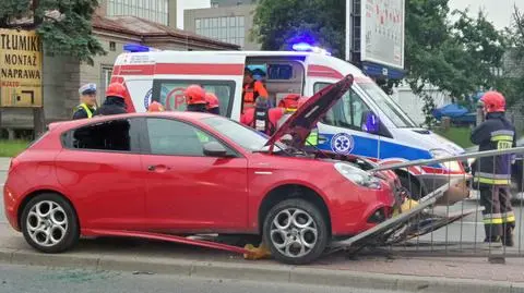 Straciła panowanie nad kierownicą, "skosiła barierki" 