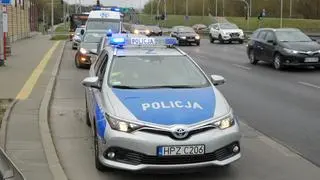 Samochód zahaczył o jednego z policjantów