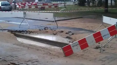Pękła rura na Bielanach.  Zalało budowę Kasprowicza
