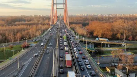 Na moście zepsuł się samochód. Trasa Siekierkowska stanęła w korku