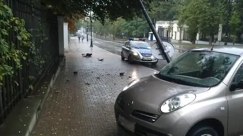 Nissan zawinął się na latarni