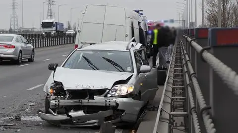 Wypadek na S8. Auto uderzone w tył wpadło na bariery