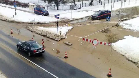 Pęknięta rura na Powsińskiej