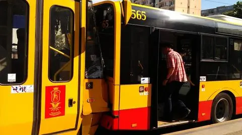 Pl. Bankowy: tramwaj wjechał w autobus. 10 osób rannych
