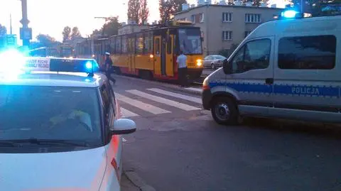 Wysiadła z tramwaju, potrącił ją samochód