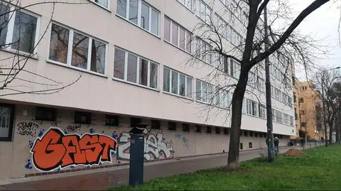Szklany Dom pomazany graffiti
