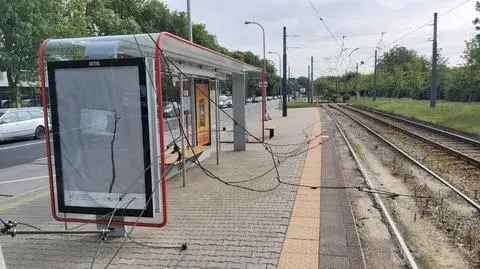 Ciężarówka zerwała sieć trakcyjną