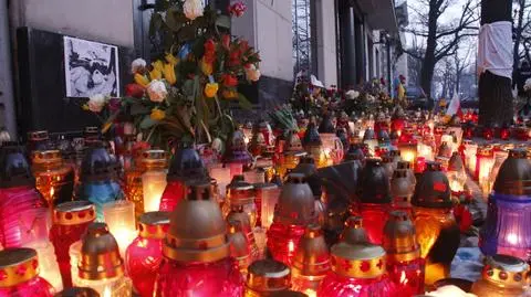 Znicze i kwiaty przed ambasadą Ukrainy. "Gardło ściska"