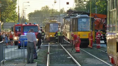 Kobieta pod tramwajem. Wydostali ją strażacy