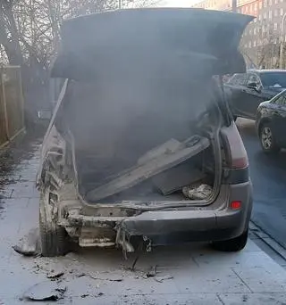 Strażnicy miejscy ugasili płonące auto