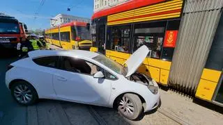 Zderzenie auta i dwóch tramwajów w alei "Solidarności"