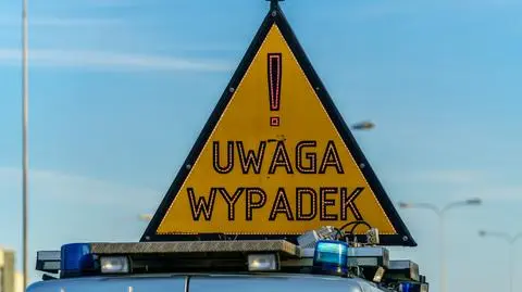 Auto wpadło w słup na krajowej "50", cztery osoby są ranne