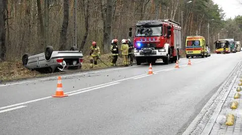 Samochód na dachu, jedna osoba zatrzymana, dwie zbiegły. Wcześniej kradzież na stacji