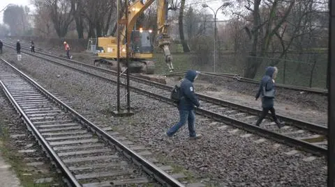 Cierlicka pod wiaduktem zamknięta. Chodzą na skróty przez tory