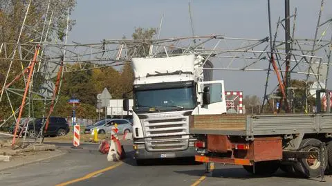 Ciężarówka znów wjechała w bramownicę na Wisłostradzie