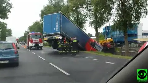 Tir w rowie. Z pomocą przybyli strażacy