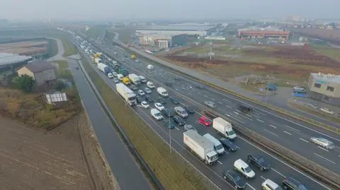  S8: tir na jednym pasie, obrócony opel na drugim