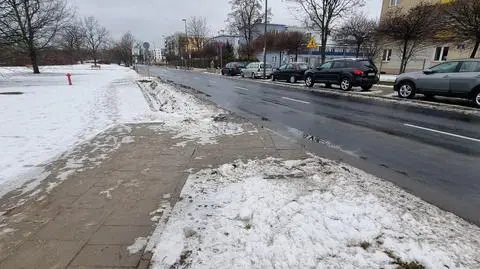 Chodnik się urywa, przejścia nie ma. Bubel obok przystanku