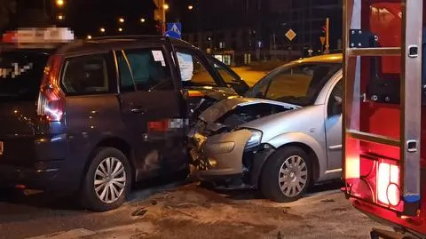 Nocny wypadek w Dolinie Służewieckiej. "Cztery osoby trafiły do szpitala"