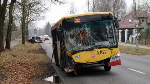 Autobus wjechał w stojące BMW. Mężczyzna z obrażeniami twarzy