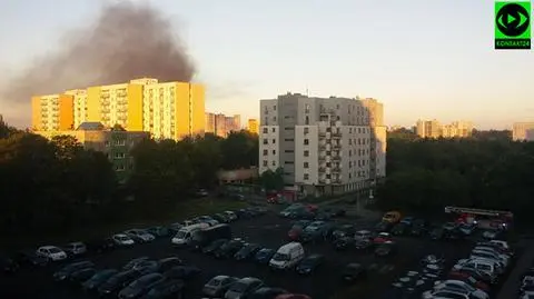 Dym zza bloków na Ochocie