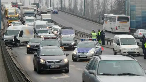 Karambol na Łopuszańskiej. Kierowcy stali w korku