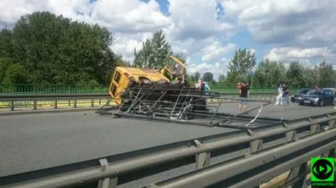 Bus z przyczepą na boku na Trasie Siekierkowskiej