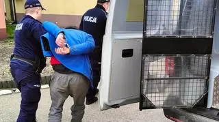 Policjant z zatrzymanym mężczyzną 