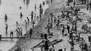  Plażowicze nad Wisłą w Warszawie, 1958.