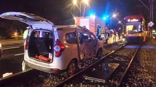 Zderzenie samochodu i tramwaju na Bielanach