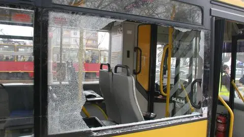 Dostawczak uderzył w autobus i volvo