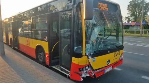 Autobus miejski powalił latarnię