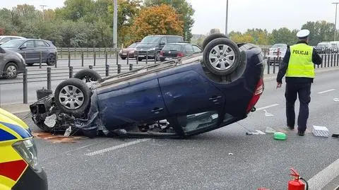 Zderzenie i dachowanie na S8. Ranni i utrudnienia