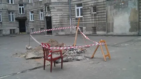 Wykopali pocisk na podwórku i "zabezpieczyli"... krzesłem 