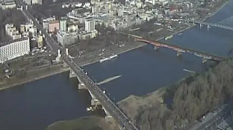 Pijany, z liną, na moście. Chciał się opuścić - utknął
