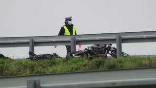 Motocyklista uderzył w bariery na Węźle Opacz-Kolonia